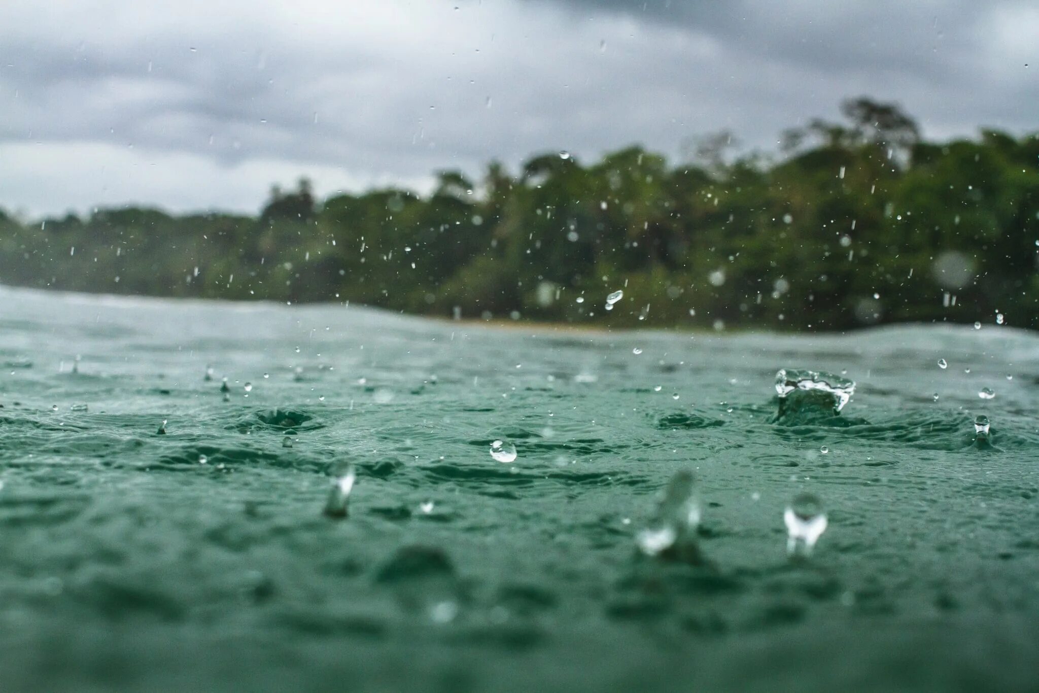 Rain beach. Дождь на море. Дождь лето море. Дождливое море. Летний дождь на море.