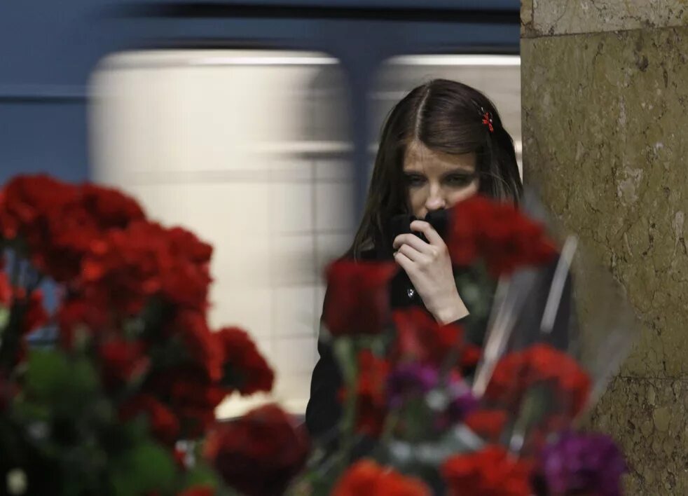 Девушка в трауре. Траур в Москве 2010. Девушка скорбит. В москве объявлен день траура