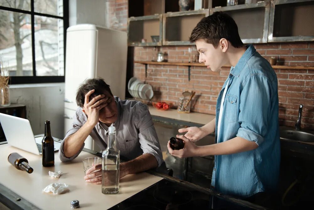 Мужской алкоголизм. Мужик пьет в одиночестве. Плохой отец. Алкоголизм родителей. Отец выпивает.