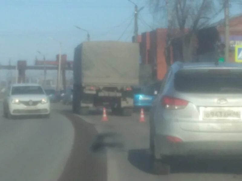 Курск сбитая колонна. В курске сбили 17 девушку. камаз наехал на машины.