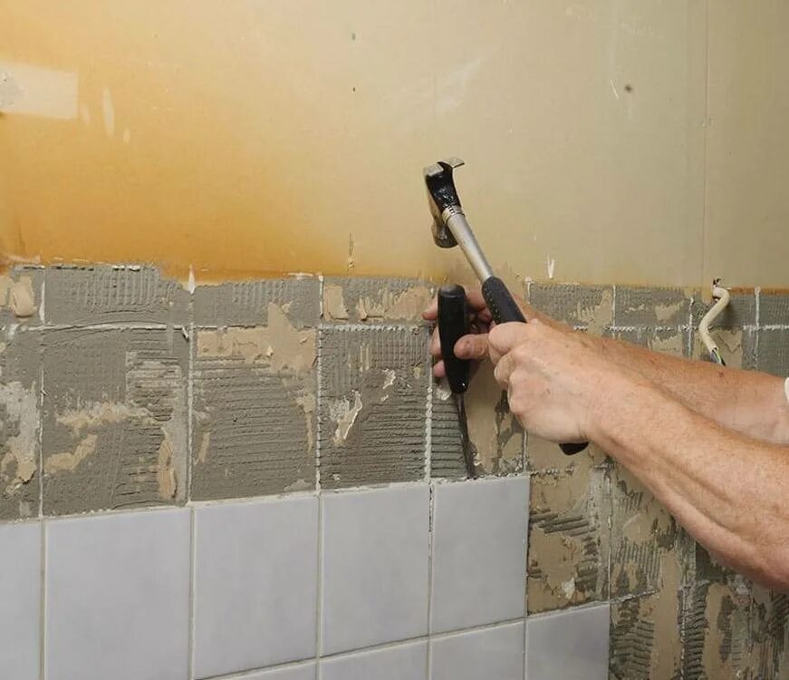 Стену очистить в ванной. Укладка плитки на стену. Подготовка стен под кафель. Подготовка стен под плитку. Подготовка поверхности под облицовку плиткой.