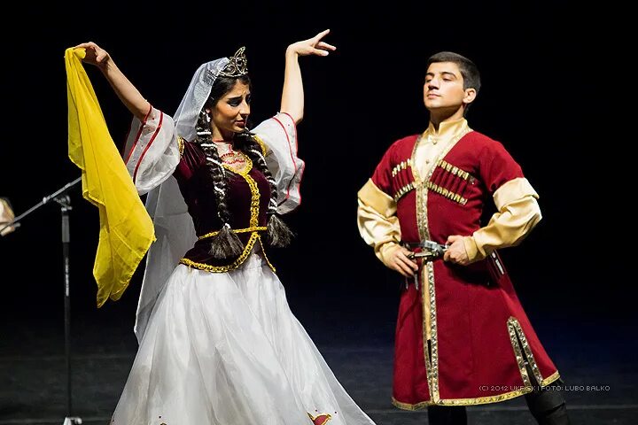 Азербайджанский национальный танец. Национальные танцы Азербайджана. Азербайджанский народный танец. Азербайджанский женский танец. Танцы азербайджана