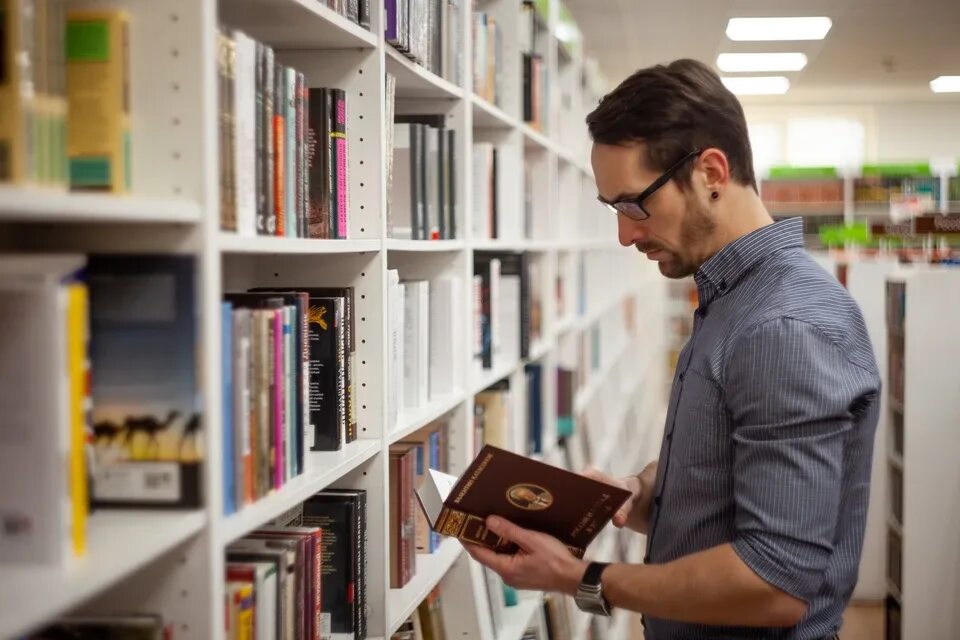 современное обслуживание в библиотеке. библиотекарь за компьютером. современное обслуживание в библиотеке. библиотекарь картинки для детей. современное обслуживание в библиотеке.