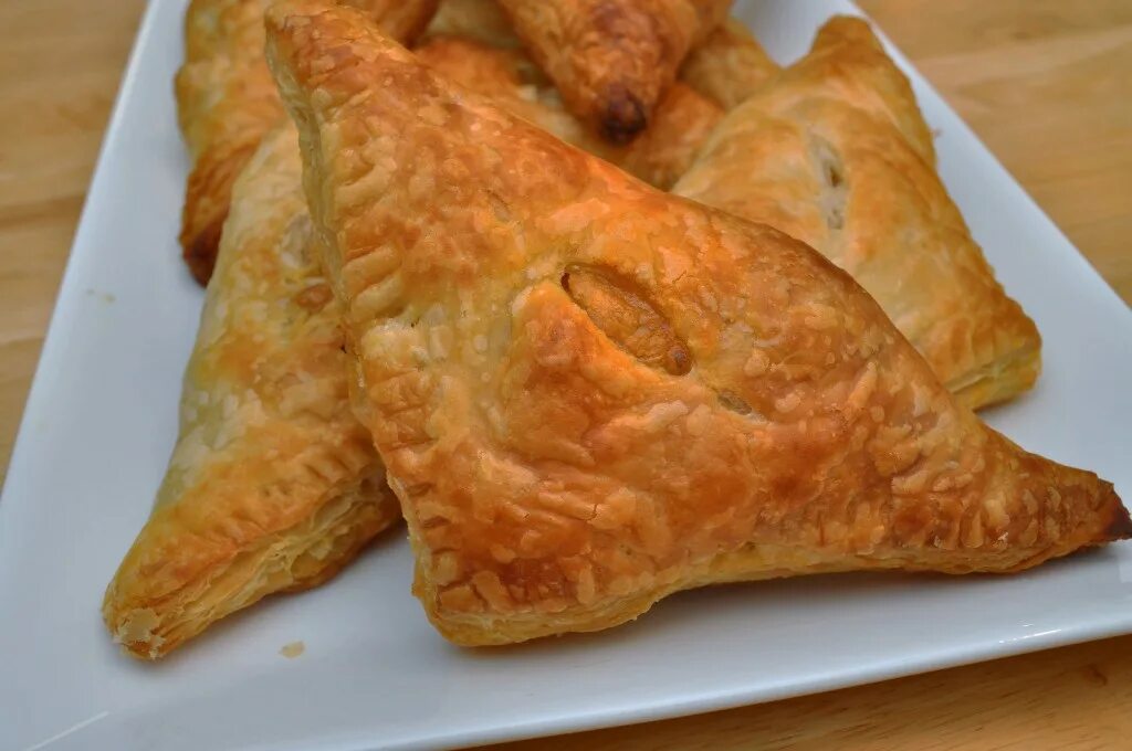 пирожки классические. пирог с курицей и картофелем. мясные пироги. куриные пирожки. кашинья бразильское блюдо.