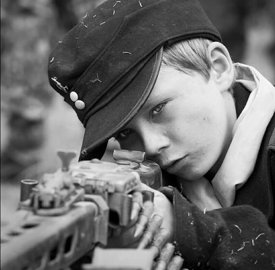 Мальчик вов. Герман бойс. Гитлерюгенд солдаты. Мальчик на войне. Мальчик солдат