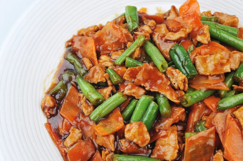 курица со стручковой фасолью и овощами. свинина со стручковой фасолью на сковороде. стручковая фасоль со свининой рецепты. мекленбургская свинина со стручковой фасолью. салат со стручковой фасолью.