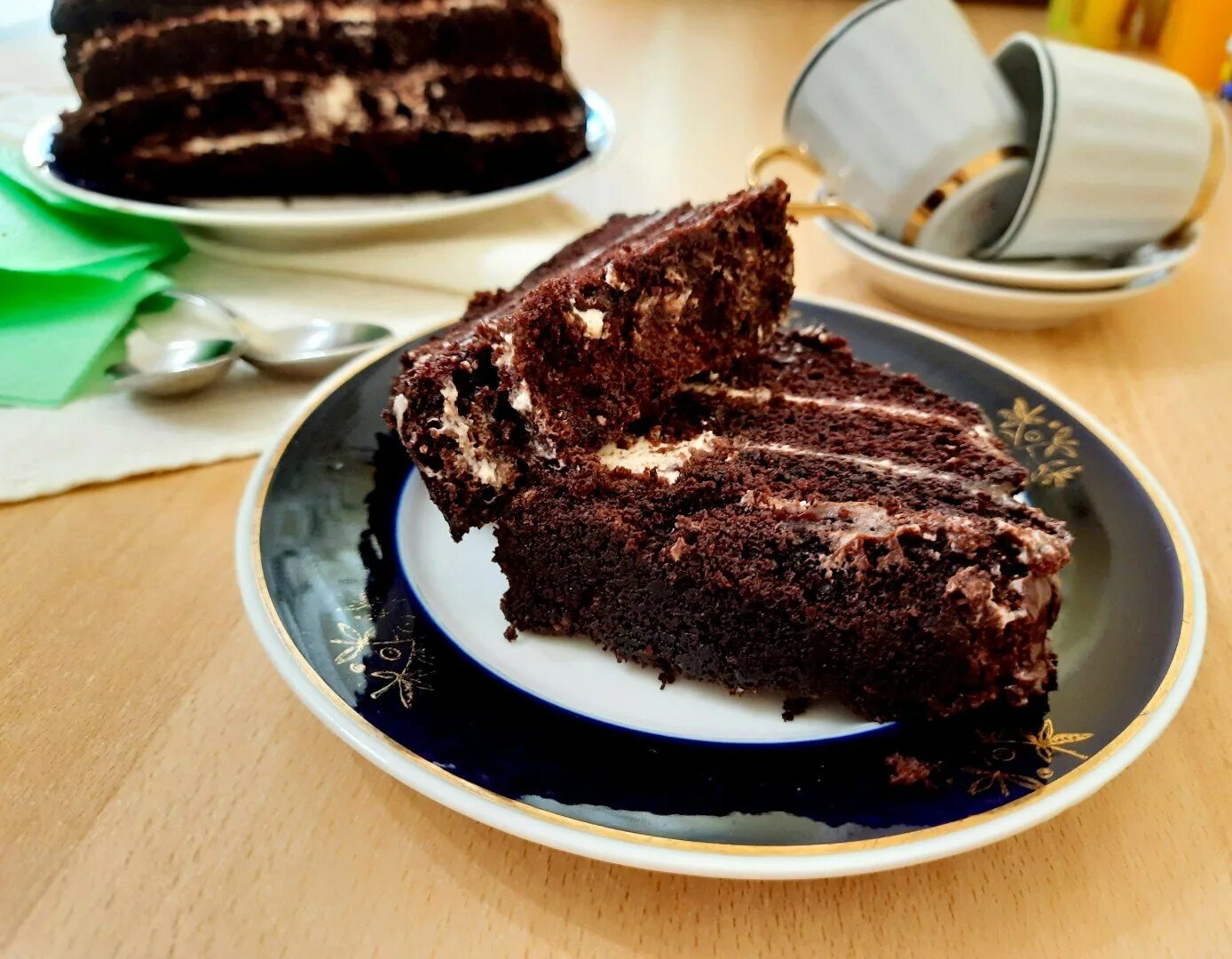 Рецепт шоколадного пирога с какао в духовке. Пирог с шоколадом. Шоколадные пирог к чаю. Влажный шоколадный пирог. Рецепт шоколадного пирога с какао в духовке.