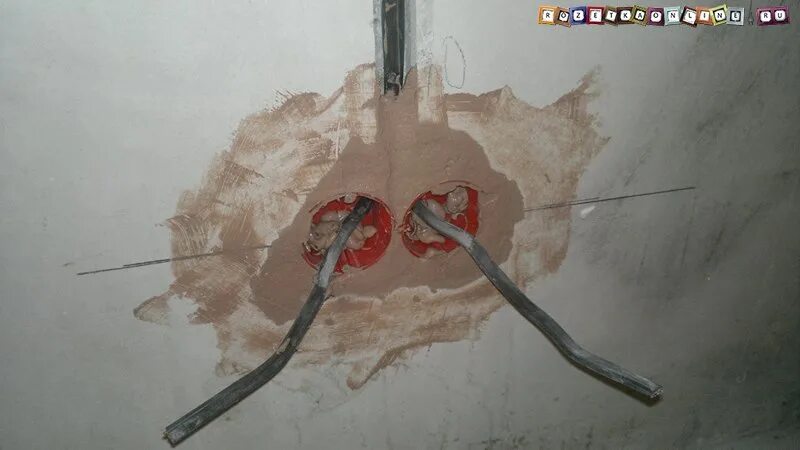 Чем заделать розетку в стене. Штробление подрозетников. провода на стене. подрозетники в стене. подрозетник для бетонных стен.
