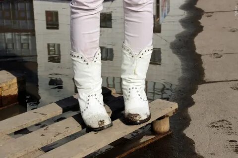 Грязные женские сапоги
