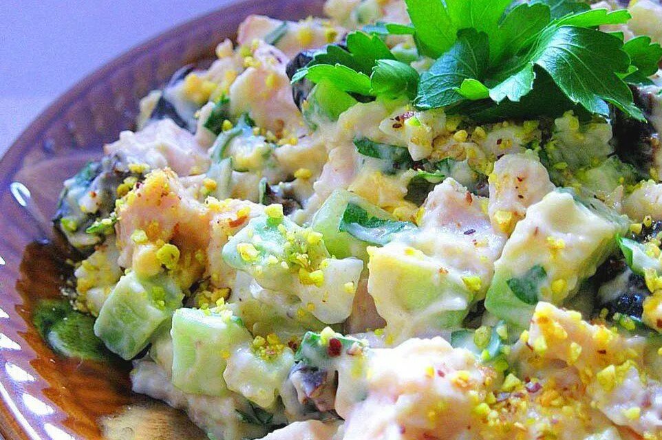 Простые вкусные салаты фото. Салат с копченой курицей. Салат из копченой грудки. Салат скопченной курицей. Плат с копченой курицей.