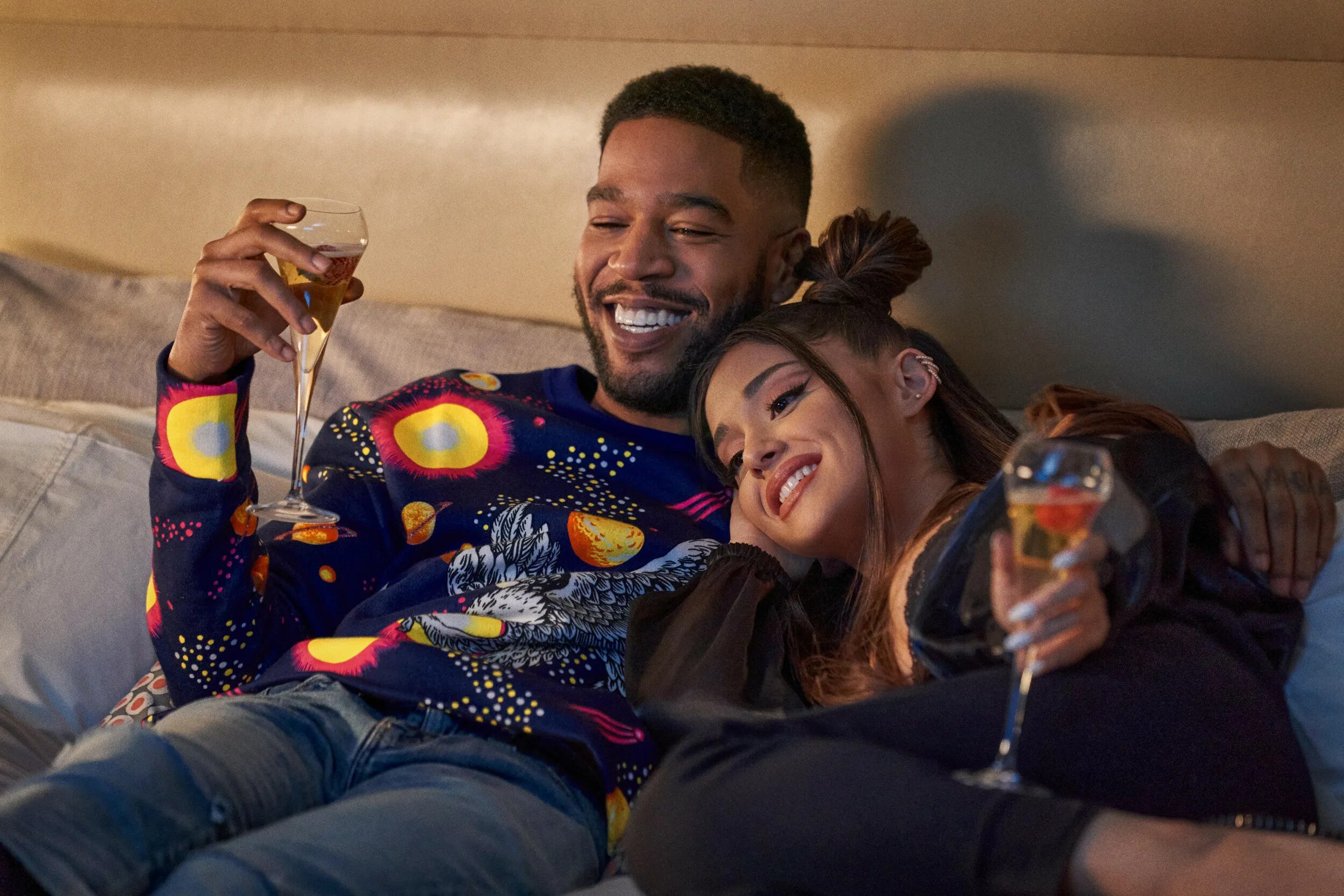 You shouldn t be looking. Kid Cudi Ariana grande. Ариана Гранде just look up. Тимоти Шаламе и Дженнифер Лоуренс. Ариана Гранде don't look up.