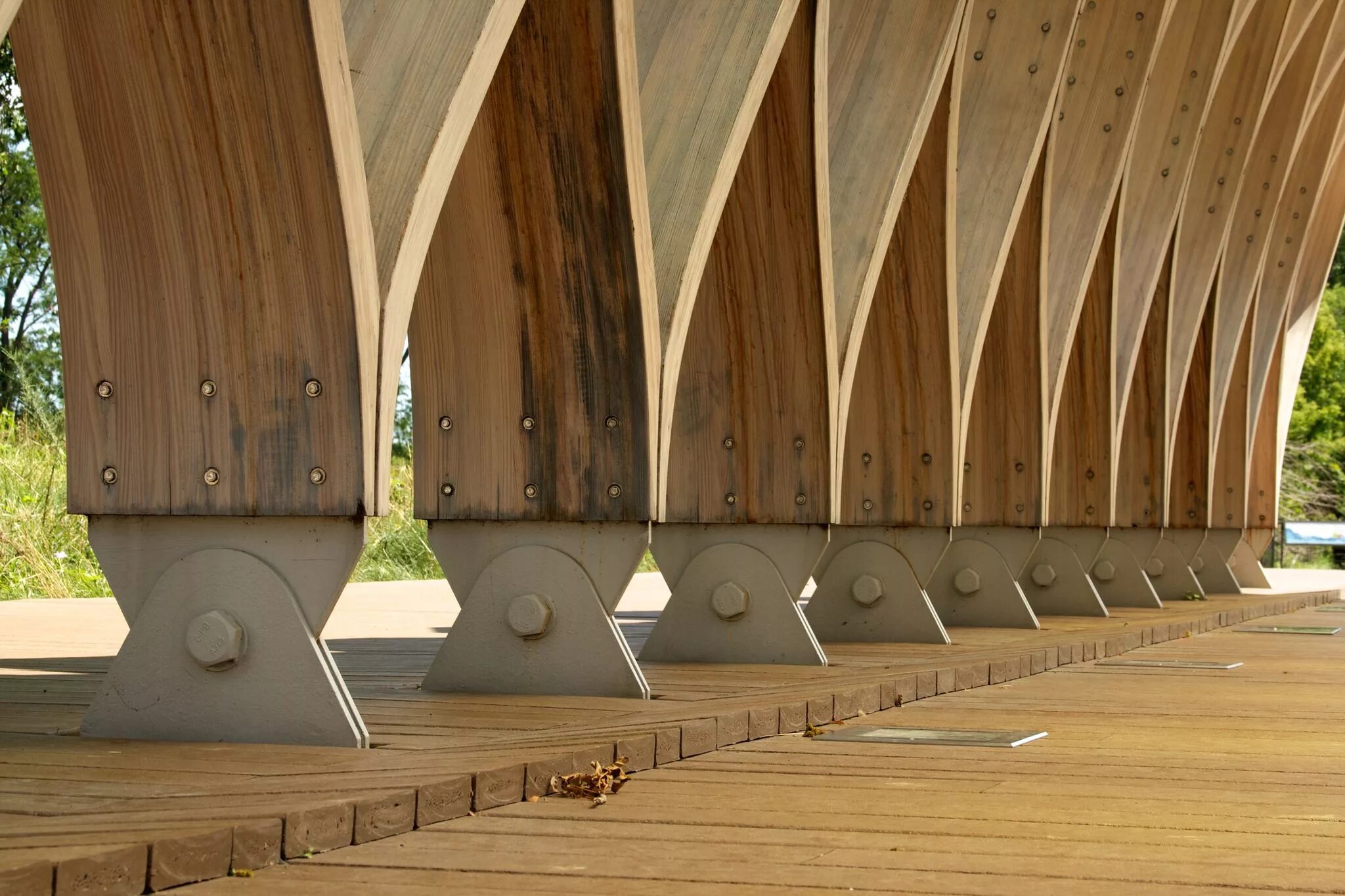 Гнутоклееные большепролетные балки. Лвл брус стропильная система. Гнутоклееные большепролетные балки. Тимбер фрейм технология. Гнутые конструкции.