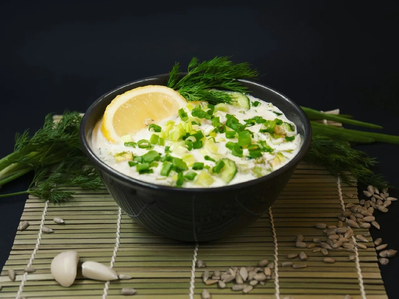 Окрошка кухня наизнанку. Окрошка. вегетарианская окрошка. сыроедческая окрошка. салат окрошка.