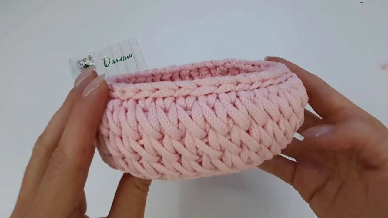 Вязаные корзинки из полиэфирного шнура. Корзинки из шнура узор. Корзинки из полиэфирного шнура крючком. Сумка узором ротанг из трикотажной пряжи. Вязаные корзинки из полиэфирного шнура.