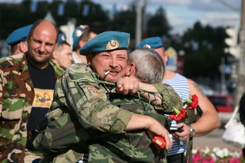 Дружба и войсковое товарищество. Красивые десантники. Военные друзья. Дружба десантов. Российская армия учения.