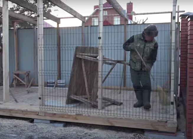 Уборка вольеров в зоопарке. Дезинфекция вольеров. Уборка вольеров. Инвентарь для уборки вольеров собак. Дезинфекция вольера для собак.