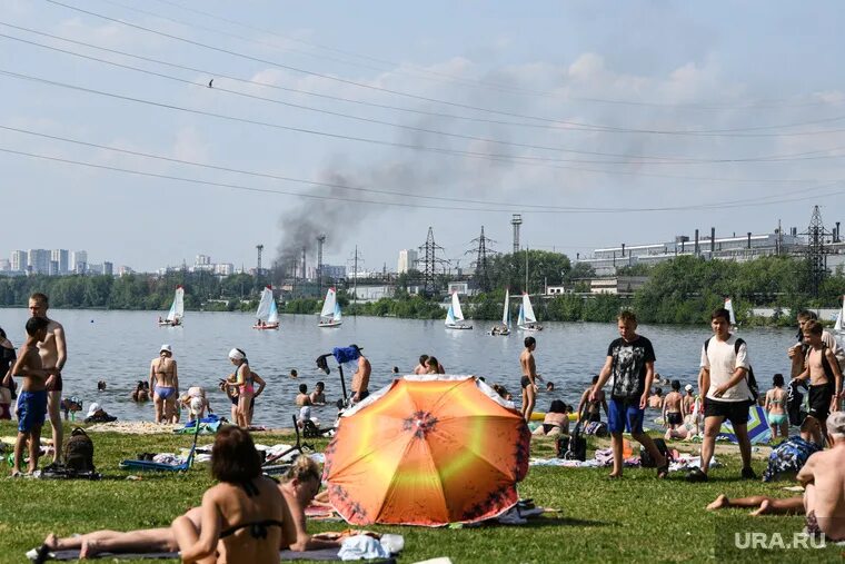 8 жарко. Городской пляж. Аномальная жара в Ноябрьске 2021. Городской пляж Владимир. Летом на городском пляже.