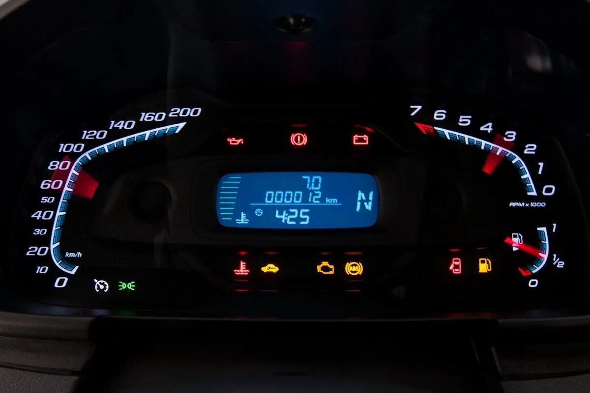 Дефлектор капота + электронный щиток.))) - Chevrolet Niva, 1,7 л, 2013 года тюни