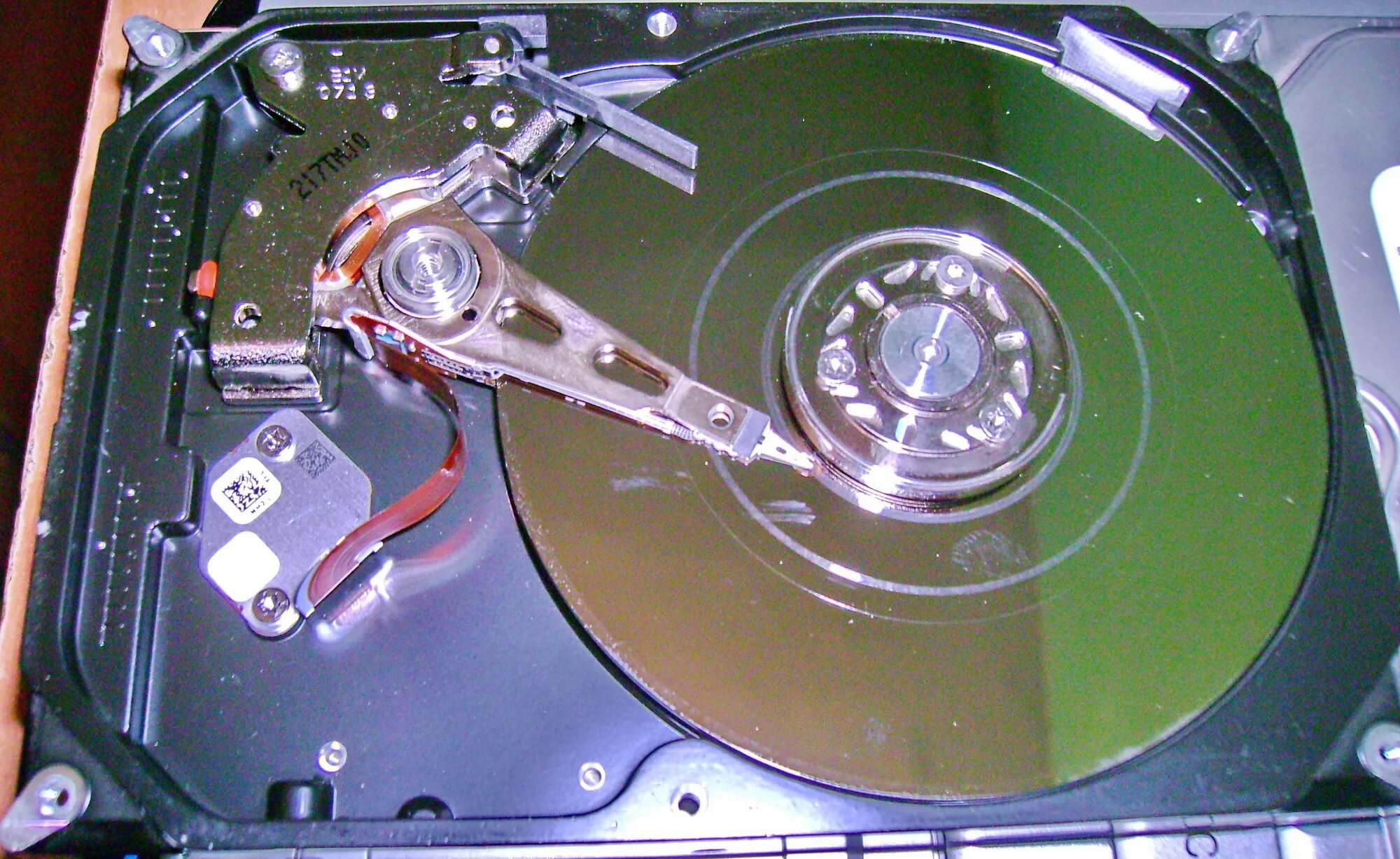 Почему пропадает жесткий диск. Жесткий диск 50 МБ 1995. Блин жесткого диска. Блин металлический в жестком диске. Царапины на жестком диске.