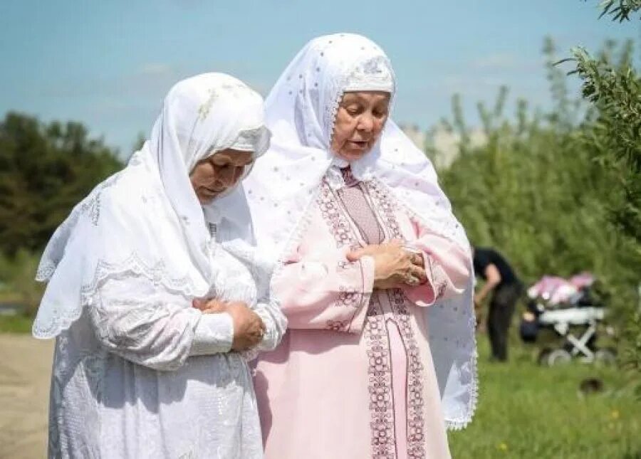 Мусульманская бабушка. Татарская бабушка. Бабуля в белом платке. Татарская бабушка в платке.