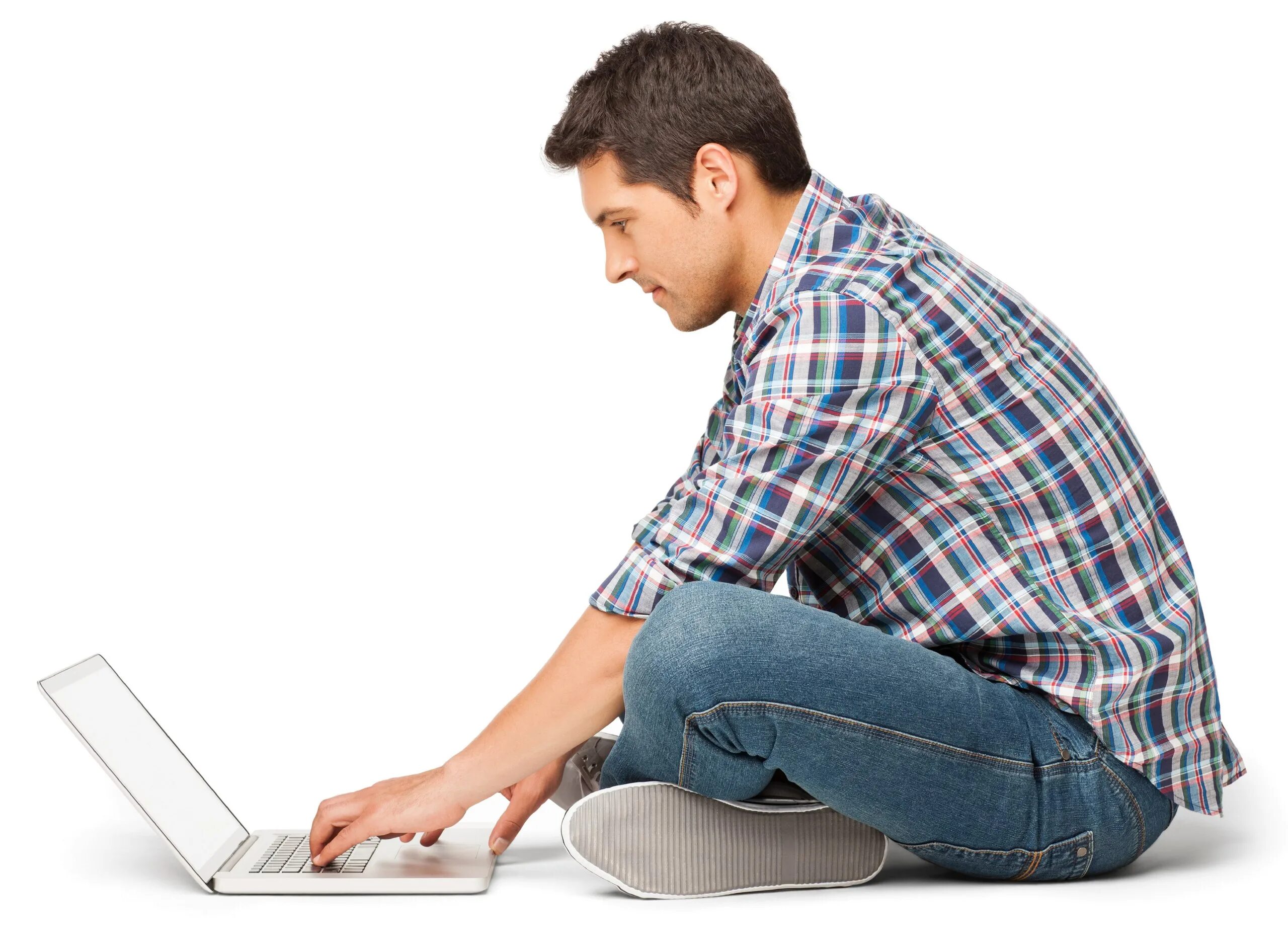 Мужчина с ноутбуком. Человек сидит. Человек за ноутбуком. Человек за компьютером на белом фоне.