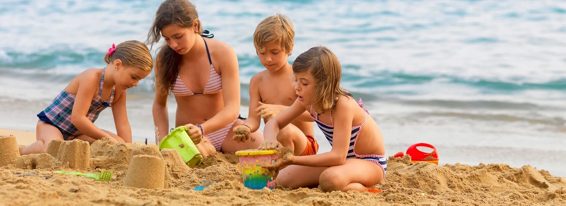 Игры на море для детей. Девочки играют на пляже. Дети нудистов 13. Дошкольники топлес. Дети нудистов 13.