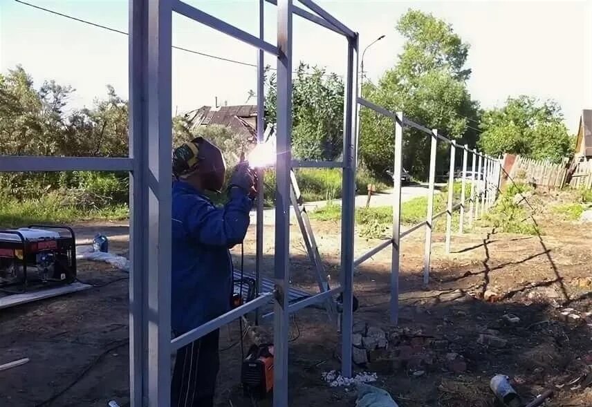 Мехбуд заборы жалюзи. Забор из профтрубы 20х40. Кировский завод забор. Металлический забор фон. Строительный забор.