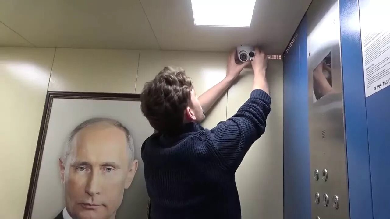 ПРАНК портрет Путина в лифте. ПРАНК портрет Путина в лифте жители подъезда в шоке. Портрет Путина в подъезде. Портрет Путина в лифте видео. Https youtu be qmbf9dvmyo8 si vy3vtkbqnrtoi dx