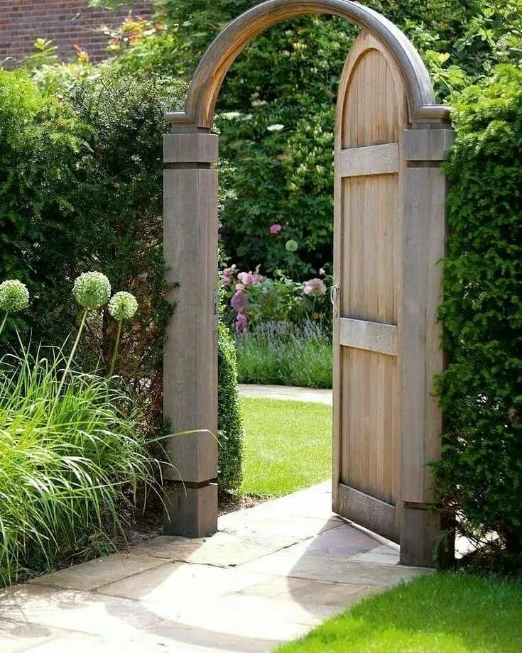 Калитка в сад таинственный сад. Сад кирпичные заборы англия. Дачная калитка. Калитка двора. Арка в саду.