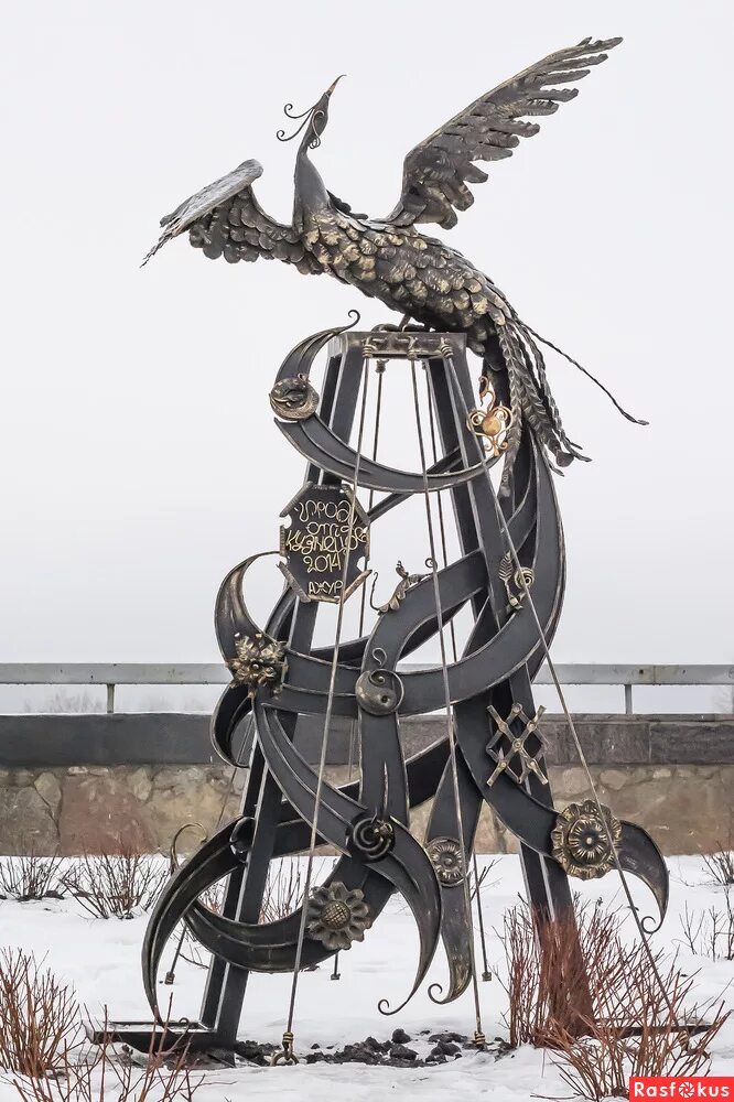 Сущик анатолий. Памятник птице добра. Добро череповец. Череповецкая рок группа. Скульптура птица добра череповец.