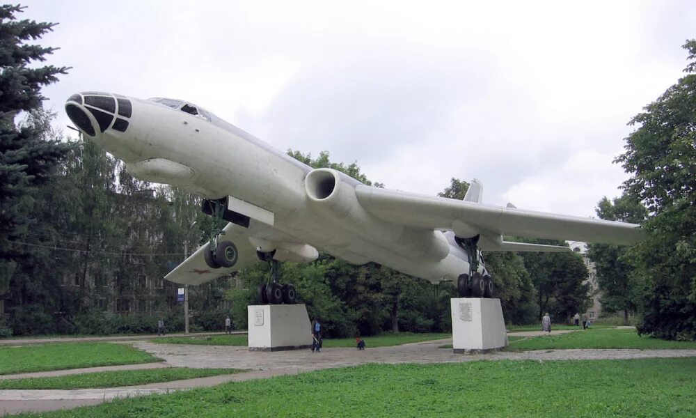 Авиа смоленска. Самолёт на багратиона смоленск. Самолет як 42 в смоленске. Авиа смоленска. Памятник «самолет ту-16» ахтубинск.