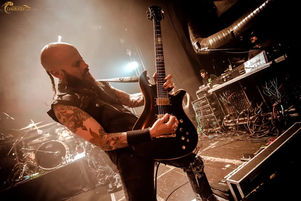 Drowning pool. Гитарист drowning pool. группа drowning pool 2001. drowning pool c гитарами. drowning pool strike a nerve 2025.