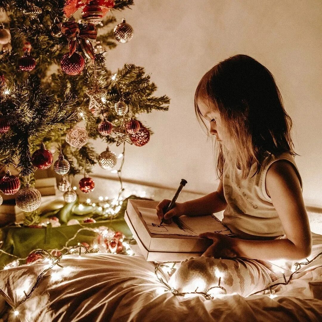 Наряжаем елку с мужем. Волочкова елка. Дети верят в чудеса в новый год. Волочкова елочка. Девушка записывает.