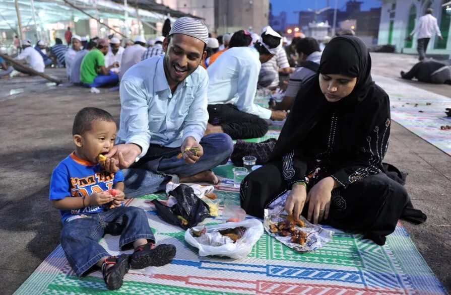 Ramadan mulim Muslima. Мусульманская семья в Рамадан. Рамадан в Египте. Семья в Мекке. Самые лучшие мусульмане