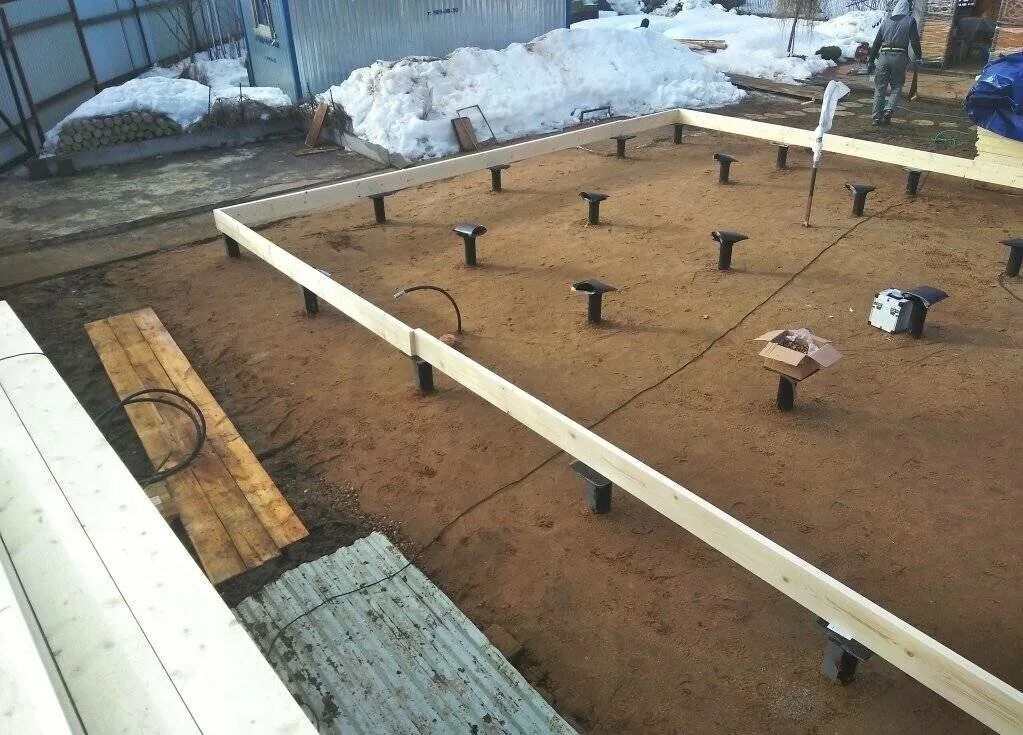 Столбчатый фундамент 6х6. Пол в доме на винтовых сваях. Сваи под полы. Сваи под лаги для пола. Винтовой фундамент.