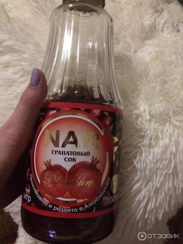 Настоящий гранатовый сок. Гранатовый сок nar. гранатовый сок в руке. гранатовый сок в стеклянных бутылках.