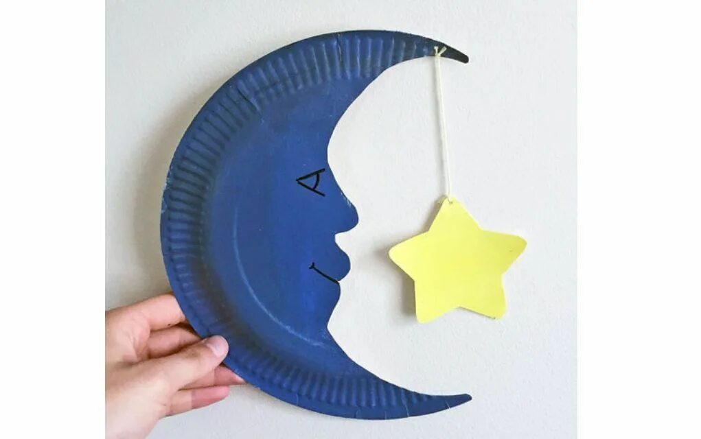 Как сделать луну своими руками. Поделка Луна. Декор бумажных тарелок для детей. Луна из тарелки одноразовой. Поделка из бумажной тарелки месяц.