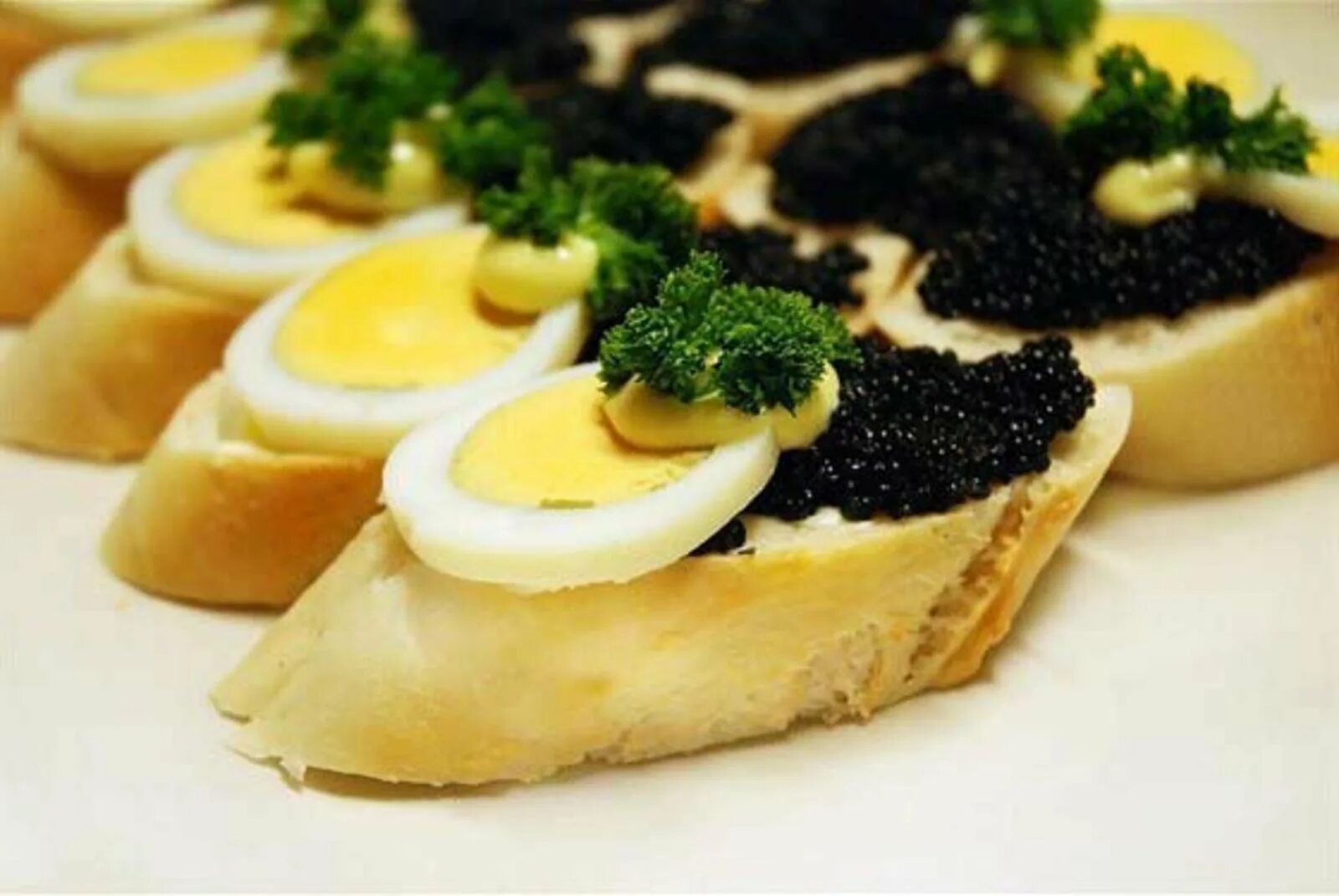 Бутерброды с икрой. Бутерброд с паюсной икрой. Черная икра на хлебе. Бутерброды с черной икрой. Черный бургер.