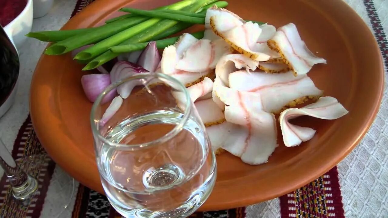 Сало в банке в рассоле для длительного хранения. Сало в рассоле с чесноком. Сало в банке. Сало в рассоле в банке на зиму. Сало в рассоле самый вкусный.