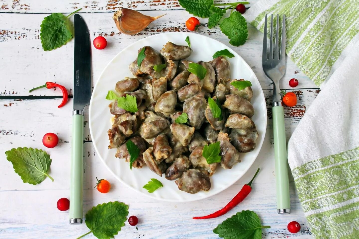 Куриные сердечки в сметане в мультиварке рецепт. Тушеные куриные сердечки. куриные сердечки тушеные в сметане. куриные сердечки в сметане. куриные сердечки в сметане с луком.