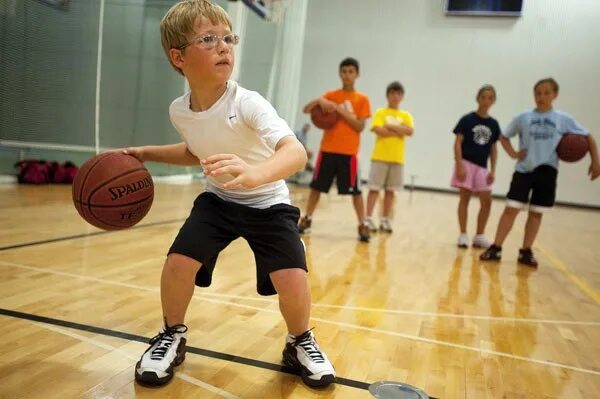 Занятия баскетболом для детей. Баскетбол дети. Спортивные игры для школьников. Баскетбол в школе. Вести мяч можно