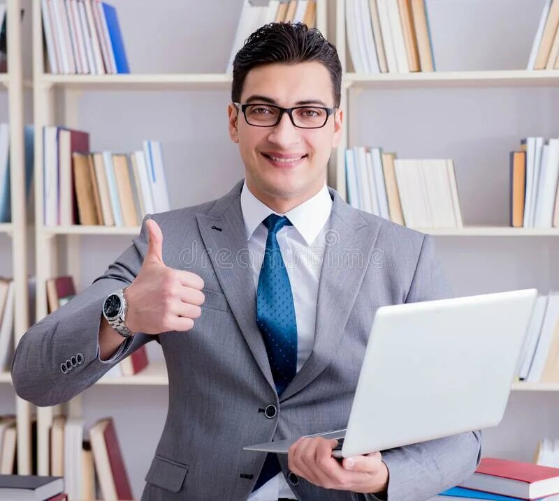 Старшие дошкольники. Литература. Take classes. Как правильно оценивать книга. Девушка со стопкой книг.