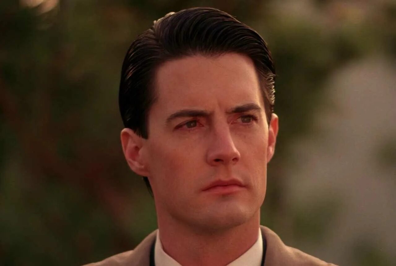 Агент купер твин пикс. Кайл маклахлен твин пикс. Кайл маклахлен твин пикс 1990. Агент купер твин пикс. Дейл купер твин пикс.