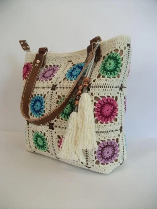 Сумка из вязаных квадратов. Сумки из рафии бабушкин квадрат. Сумка из бабушкиных квадратов. Сумки кроше бабушкин квадрат. Сумки кроше бабушкин квадрат.