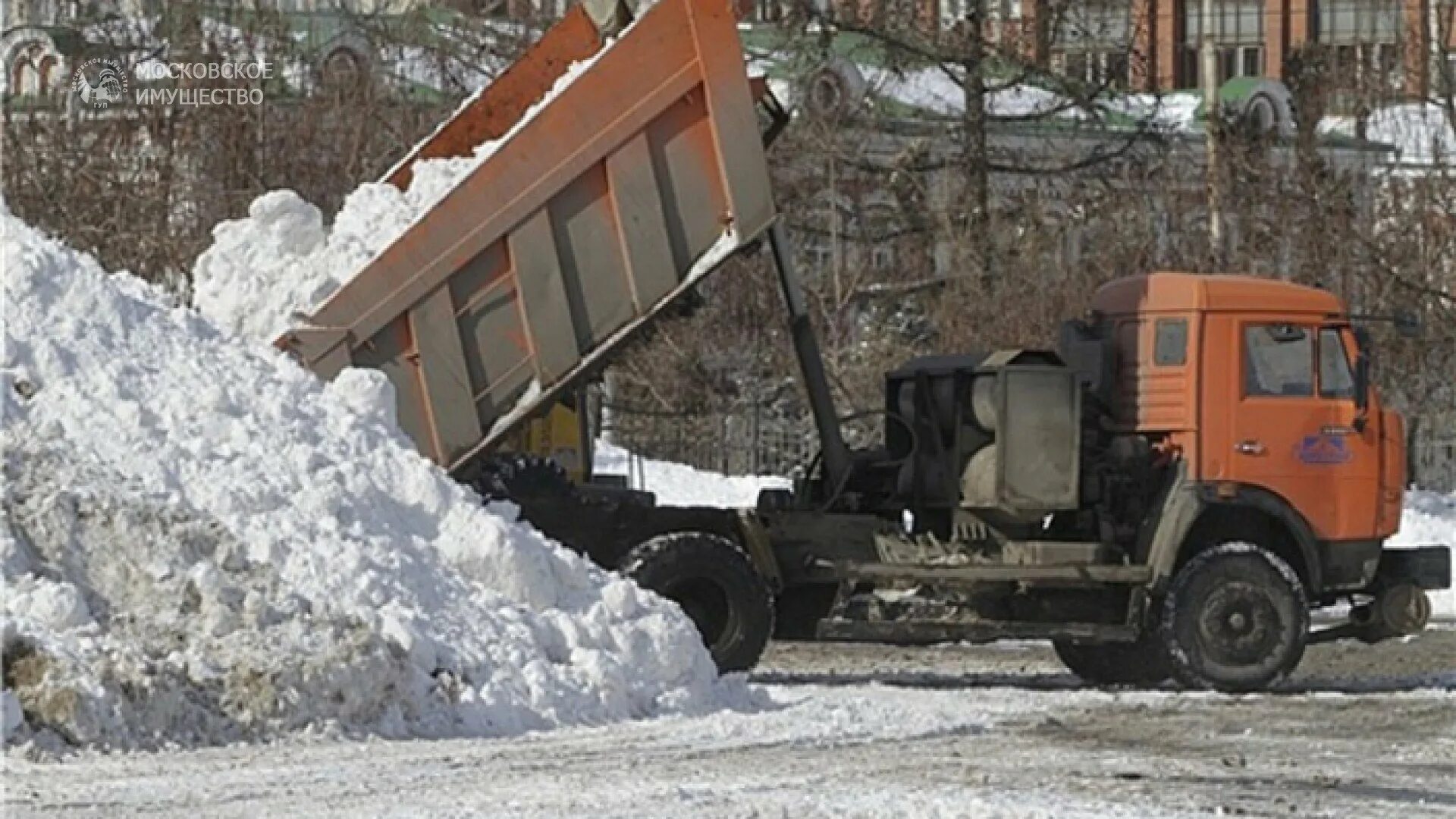 Уборка снега КАМАЗ Амкодор. Вывоз снега КАМАЗ 55102. КАМАЗ для уборки снега тоннаж. КАМАЗ 55111 уборка снега.