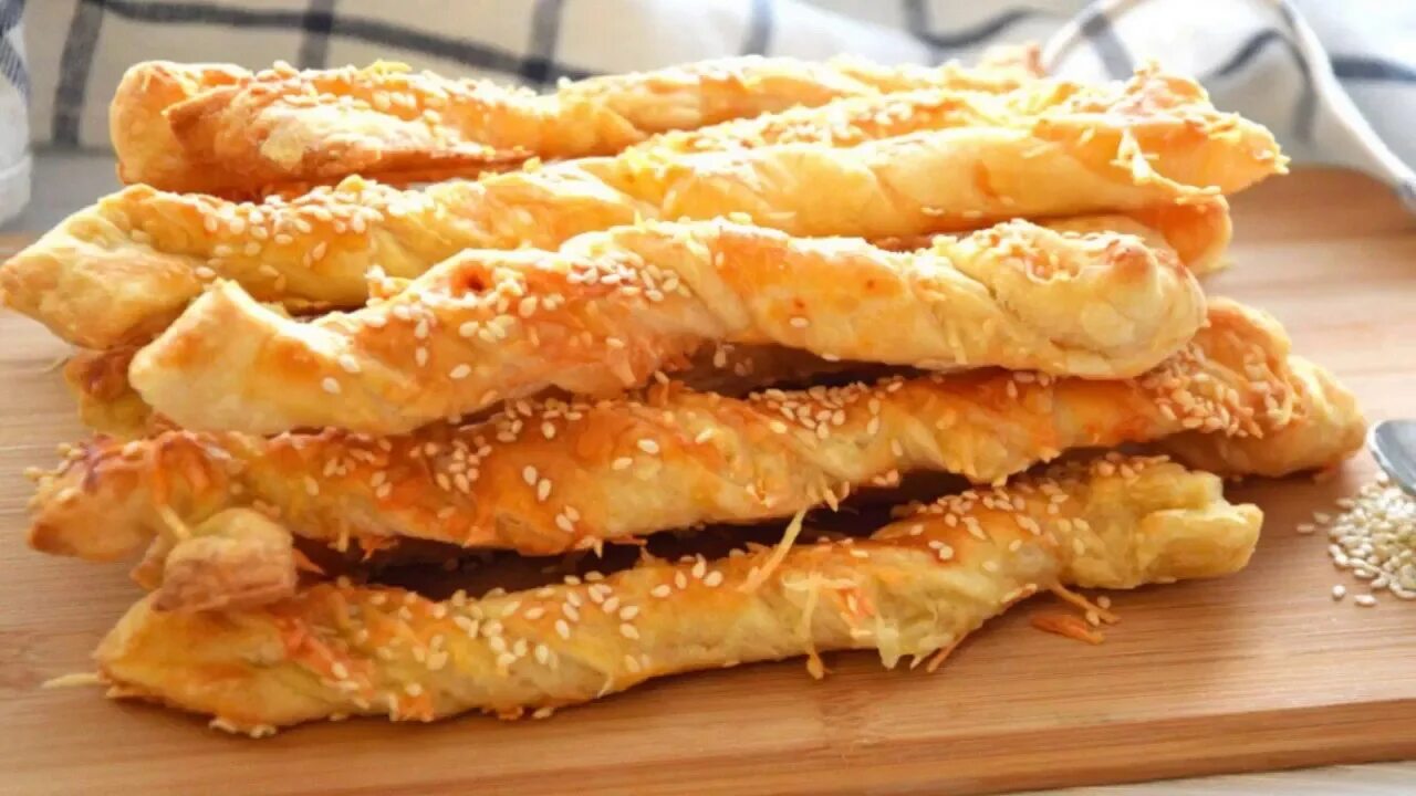 Палочки из теста в духовке. Слоеные палочки. сырные палочки из слоеного. палочки из слоеного теста. слоеные палочки с сыром.