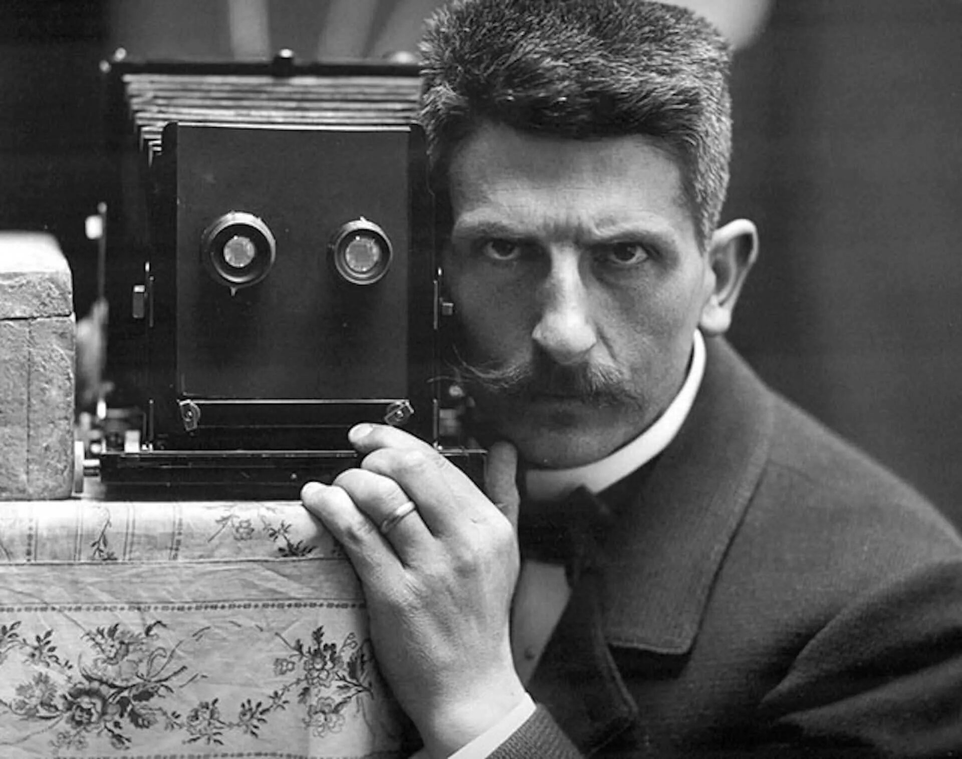 Фотоаппарат 20 века. Фотоаппарат 19 века. Фотоаппарат прошлого века. Фотограф 19 века.