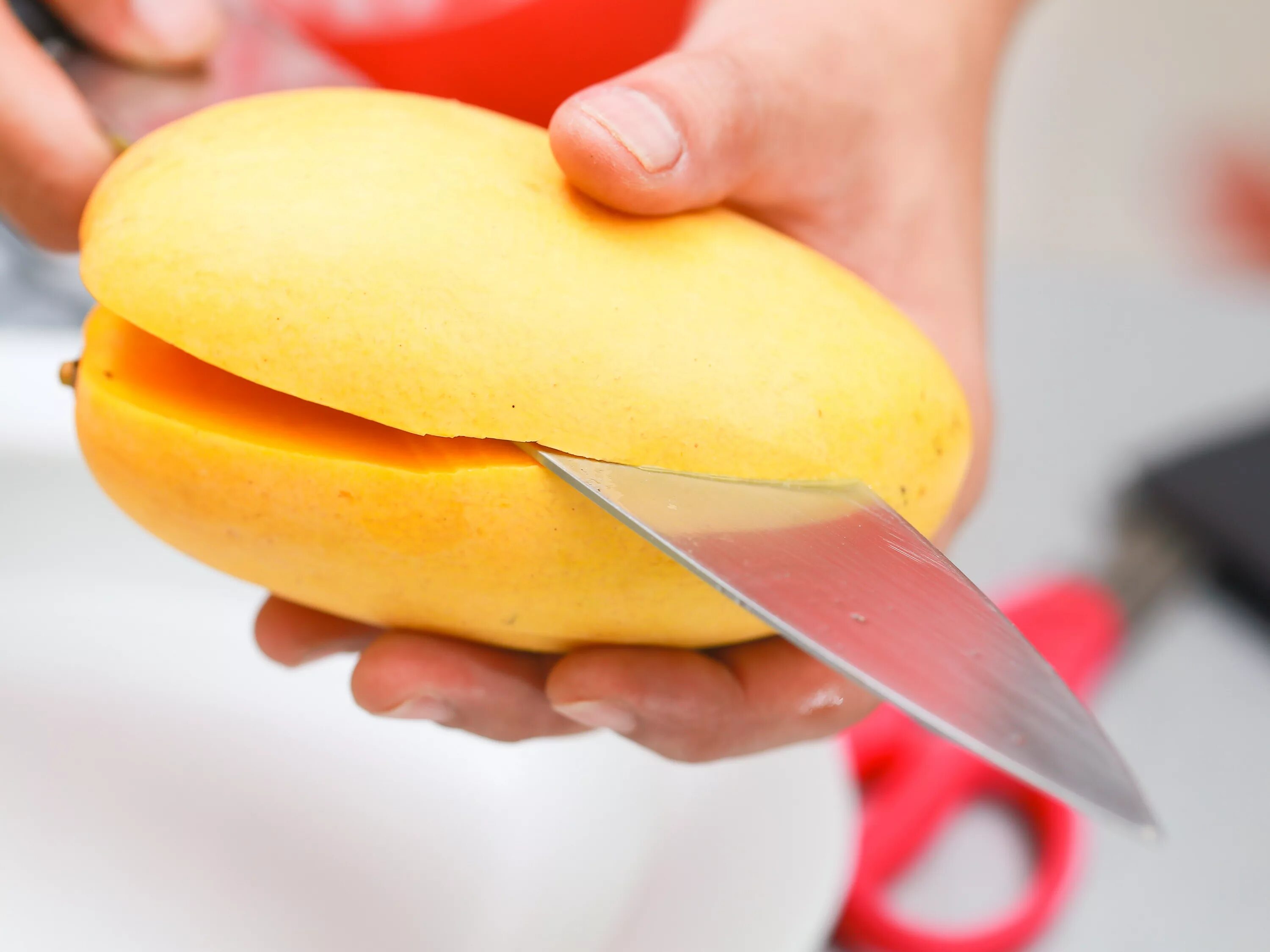 Манго едят с кожурой или нет. Манго (фрукт). Манго разрезанное. Порезать манго. Манго фрукт с косточкой.