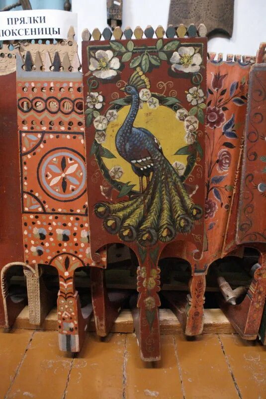 музей прялок. прялки этнографический музей спб. прялки русский музей. музей прялок. прялка в музее.