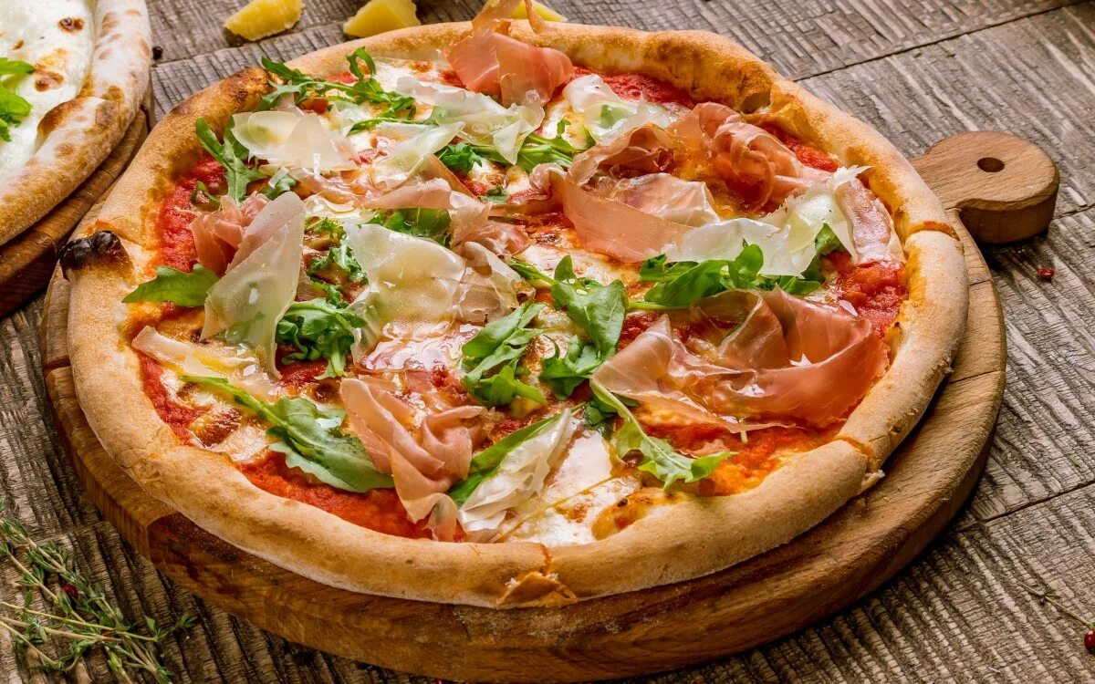 Самая вкусная страница. Итальянская пицца. Оригинальная итальянская пицца. Сочная пицца. Пицца с беконом и рукколой.